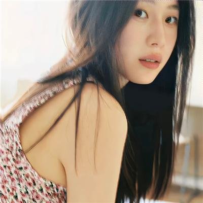 男孩在唱歌